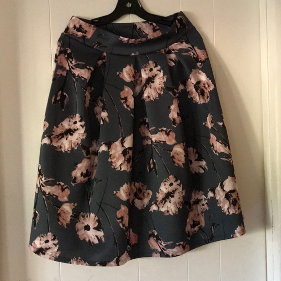 floral skirt - Picture 1 of 3